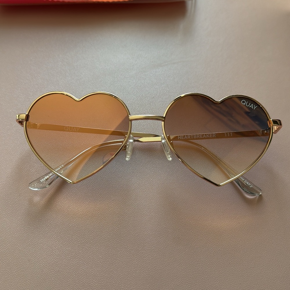 QUAY Heartbreaker Sunglasses - Picture 2 of 4
